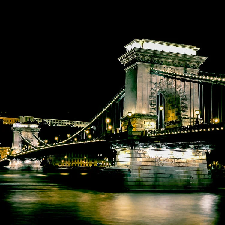 Chain Bridge in Budapest at night