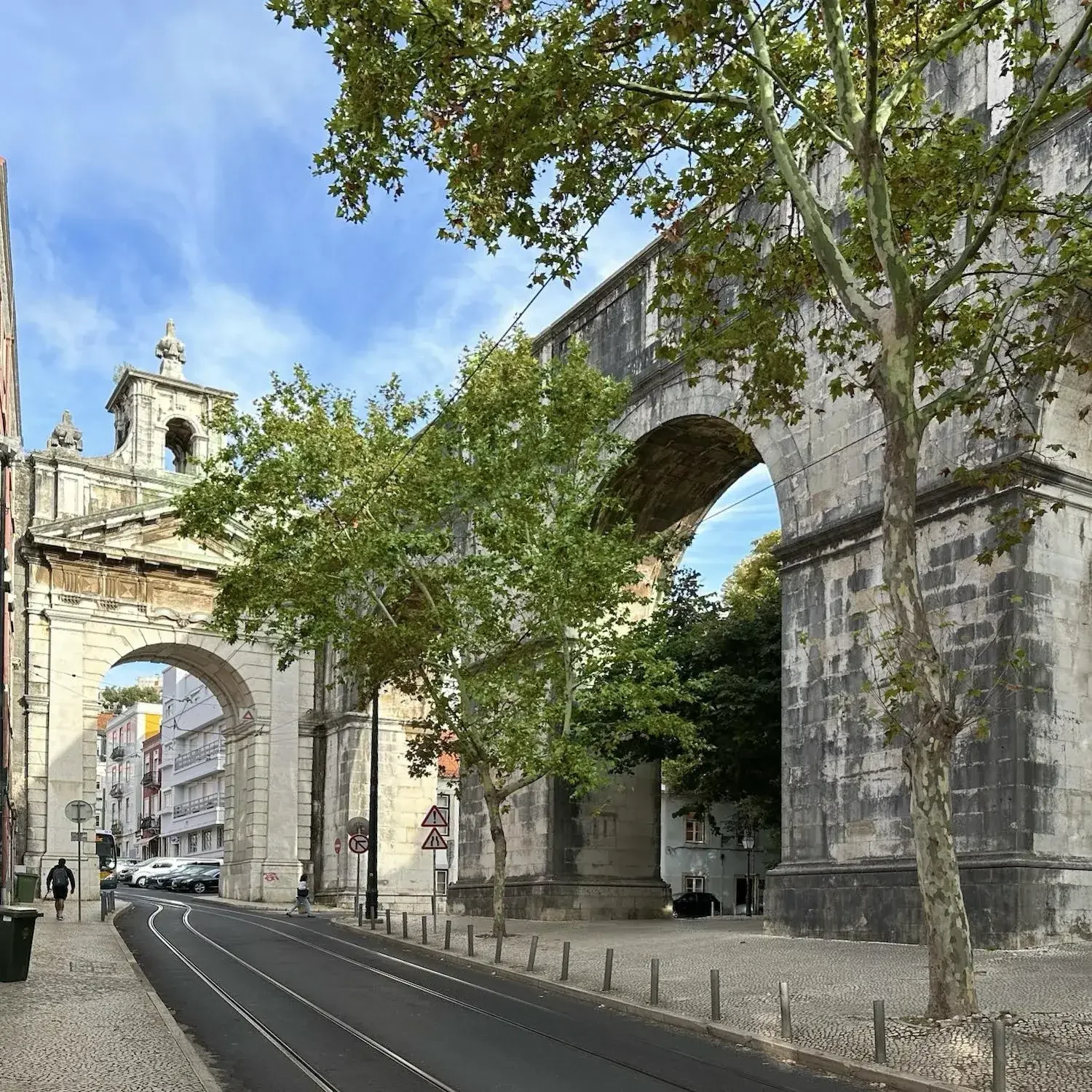 Triumphal Arch and aqueduct near Jardim Marcelino de Mesquita