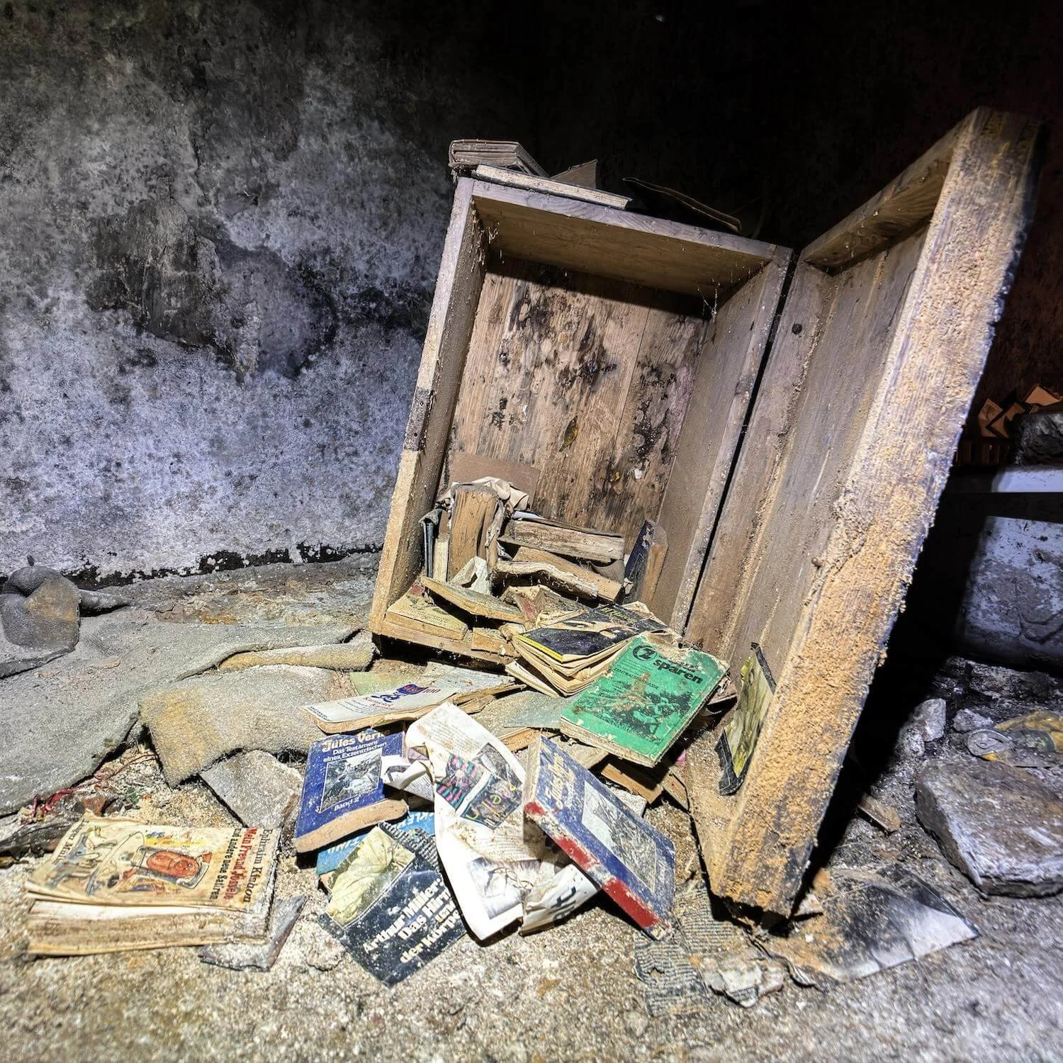 Abandoned box of books found in an abandoned tunnel in Vienna