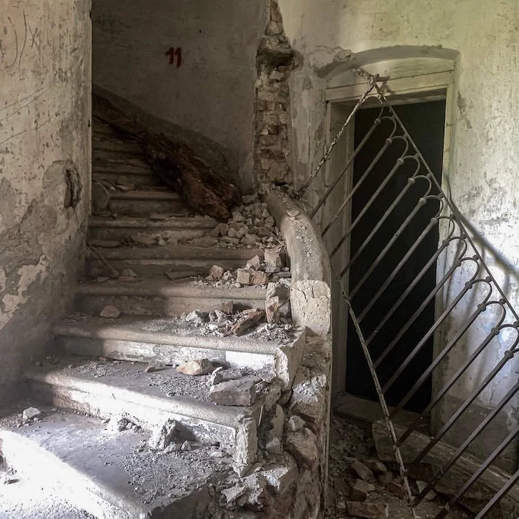 Exploring an abandoned Palace somewhere in Austria