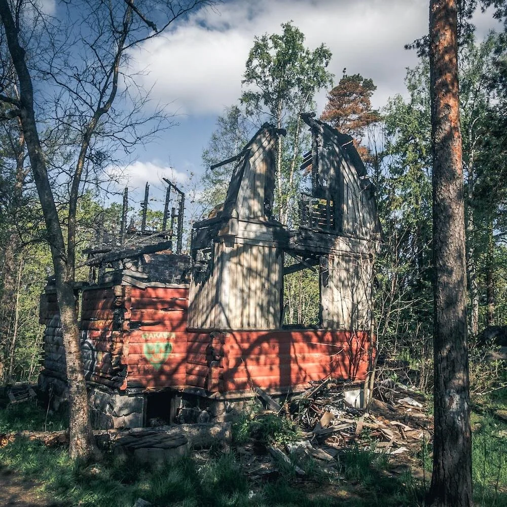 The abandoned houses in the woods of Kruunuvuori, Finnland