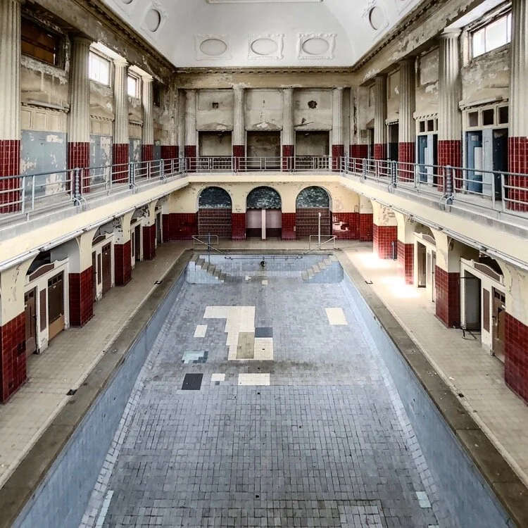 Lady&rsquo;s pool hall at the abandoned Stadtbad Leipzig