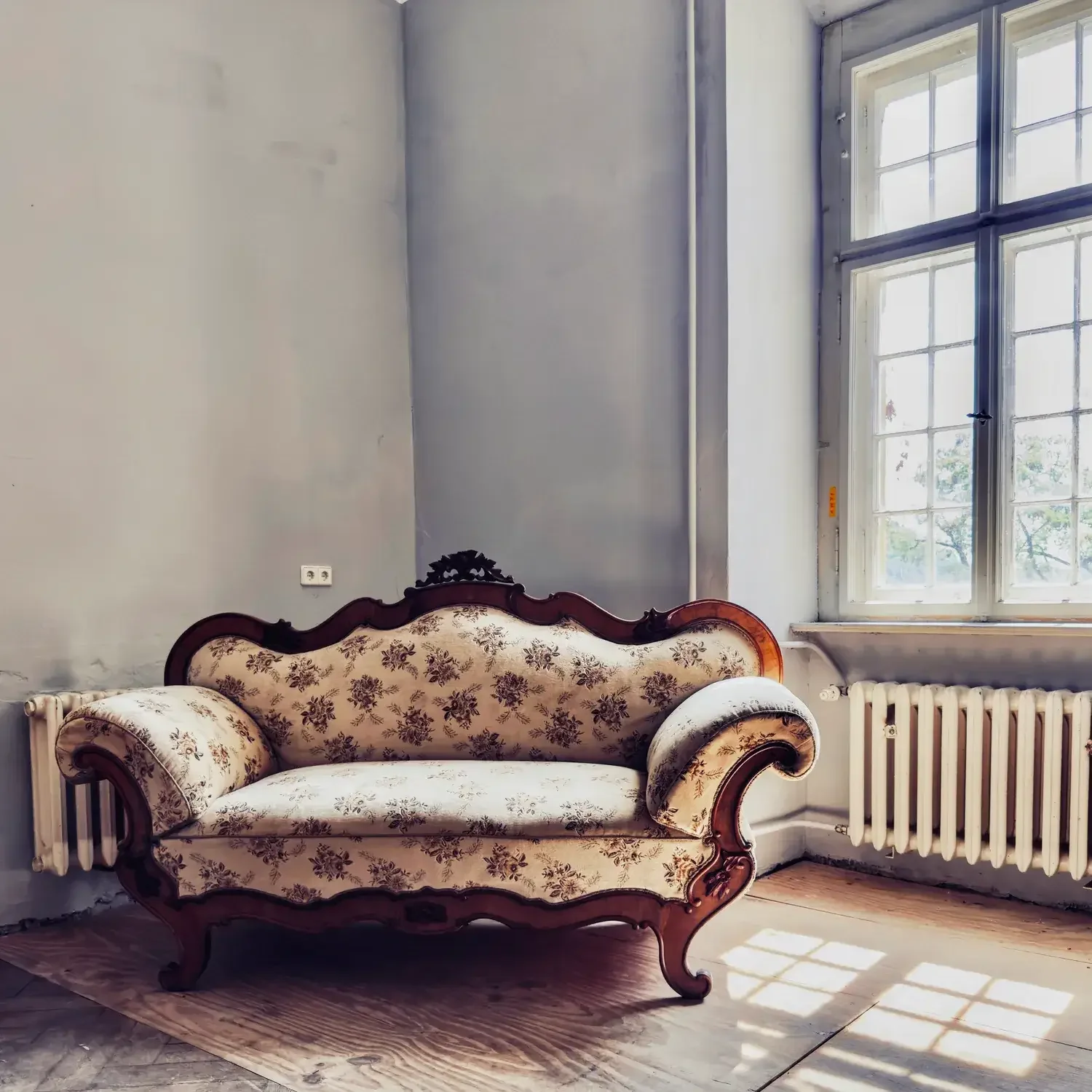 An ancient sofa photographed during my Urbex tour at the abandoned palace Crossen in Germany