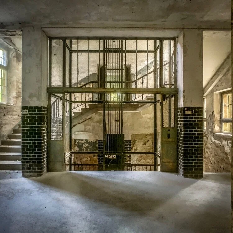 The goods elevator from the German horror film “Heilstätten”