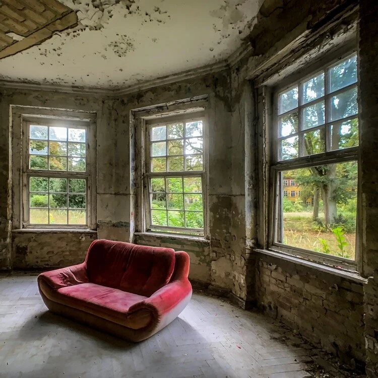 The red sofa at the abandoned Heilstätten Grabowsee