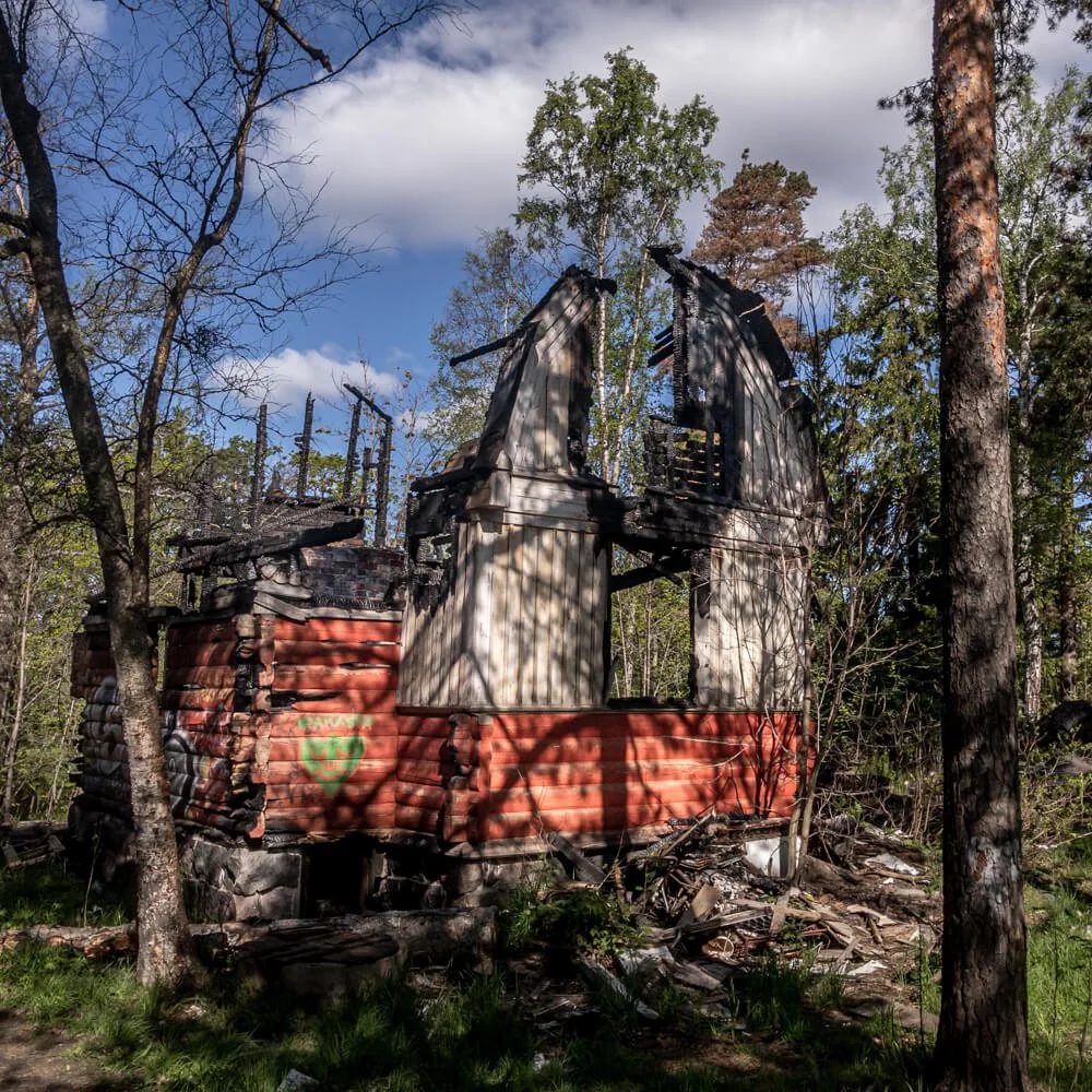 One of the few remaining ruins of the abandoned houses in Kruunuvuori,  Finnland. Shot on iPhone 7 Plus
