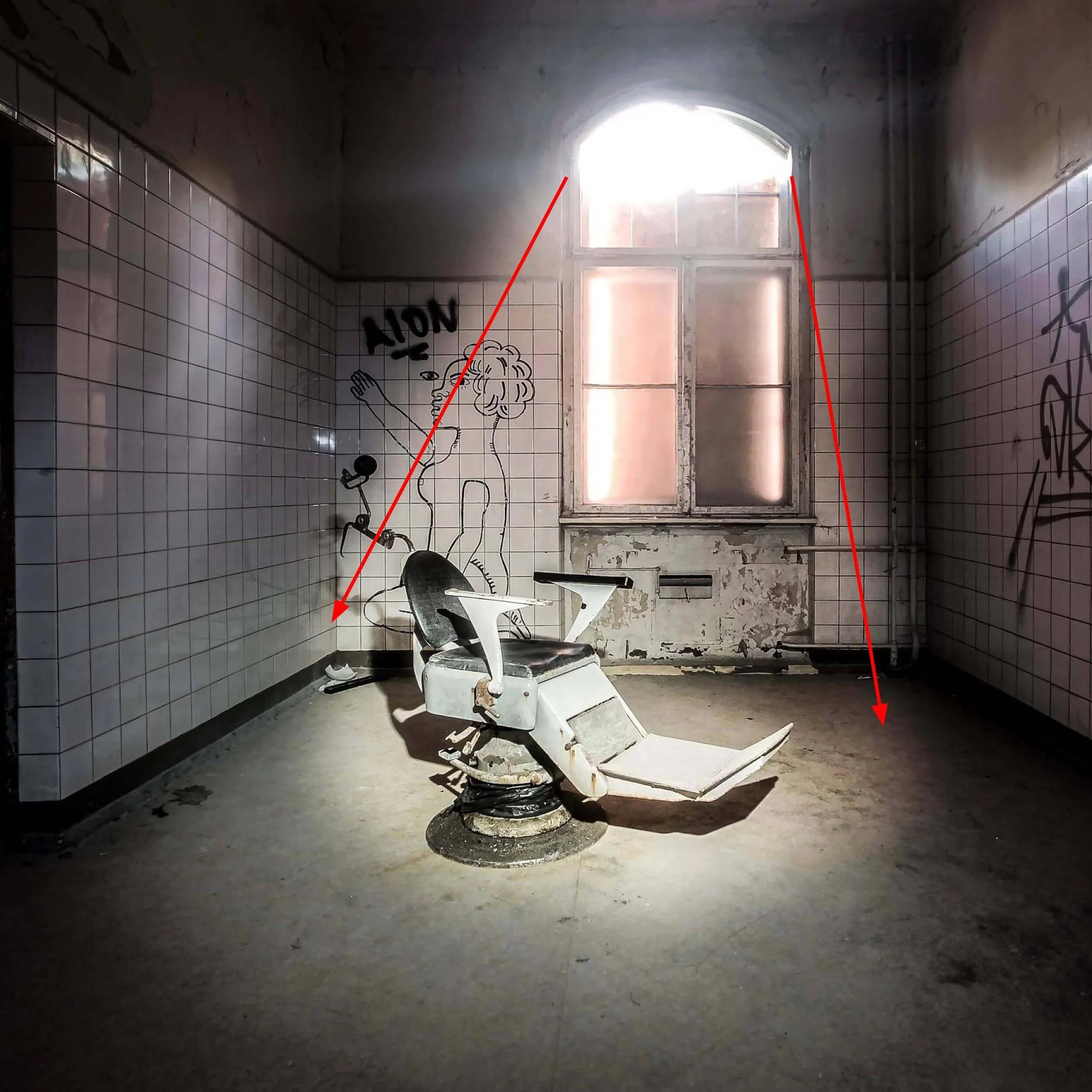Light as leading lines and frame to highlight the main subject