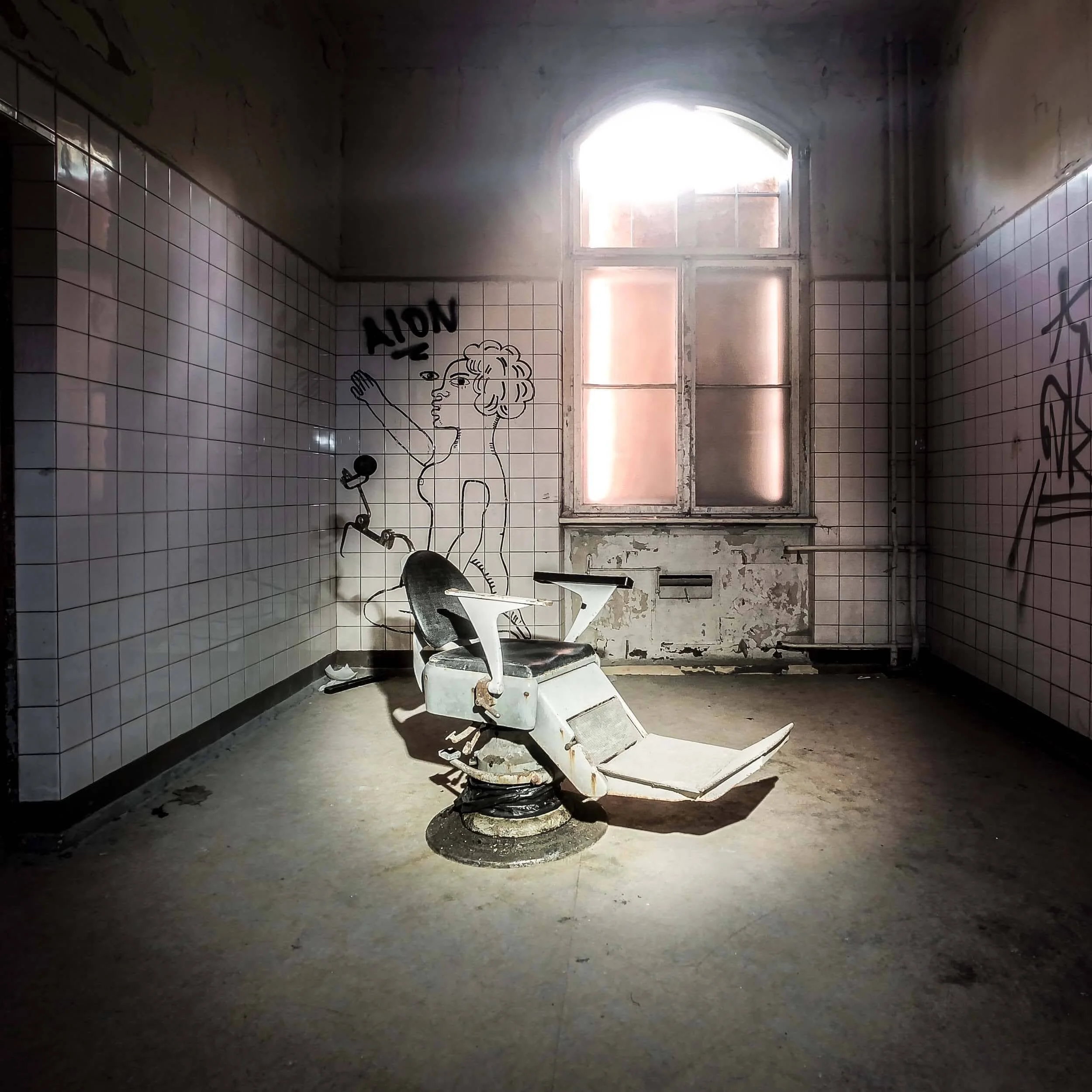A photo of an bandoned dentist&rsquo;s chair framed by light